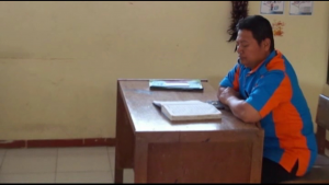 mendampingi siswa di kelas